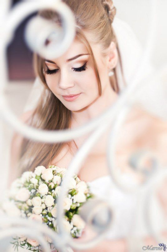 Невеста в нежном образе с букетом белых роз в американском стиле. - фото 2907221 Визажист Виктория Вишня