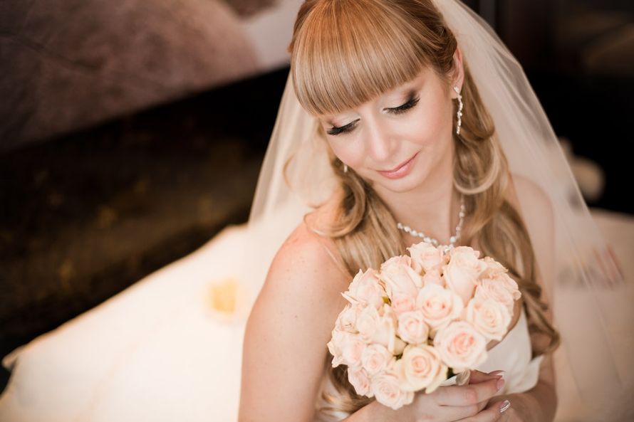 Невеста с прической из полу распущенных локонов собранных на затылке с прямой челкой, с классическим макияжем в розовом тоне - фото 2910771 Профессионал визажист
