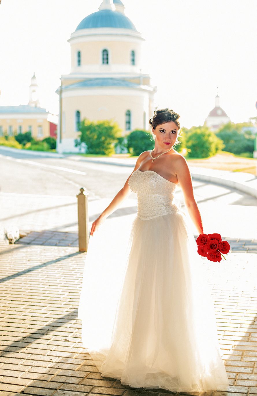 Невеста в прямом платье кремового цвета с фатиновой юбкой и корсетом украшенным блестками  - фото 2921659 Невеста01