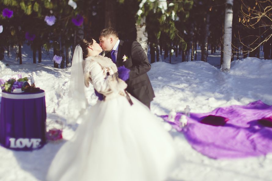 Жених и невеста целуются, посреди леса, возле сиреневого пледа - фото 2969577 Свадебное агентство "Lucky Wedding"