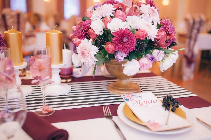Букет из бледно-розовых и розовых хризантем, розовых и белых роз, лизиантуса, бирючины в вазе золотого цвета.  - фото 3331713 Свадебное агентство "Lucky Wedding"