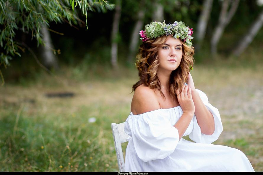Невеста в длинном открытом платье с венком на голове сидит сложив руки. - фото 2991181 Фотограф Ирина Матюхина