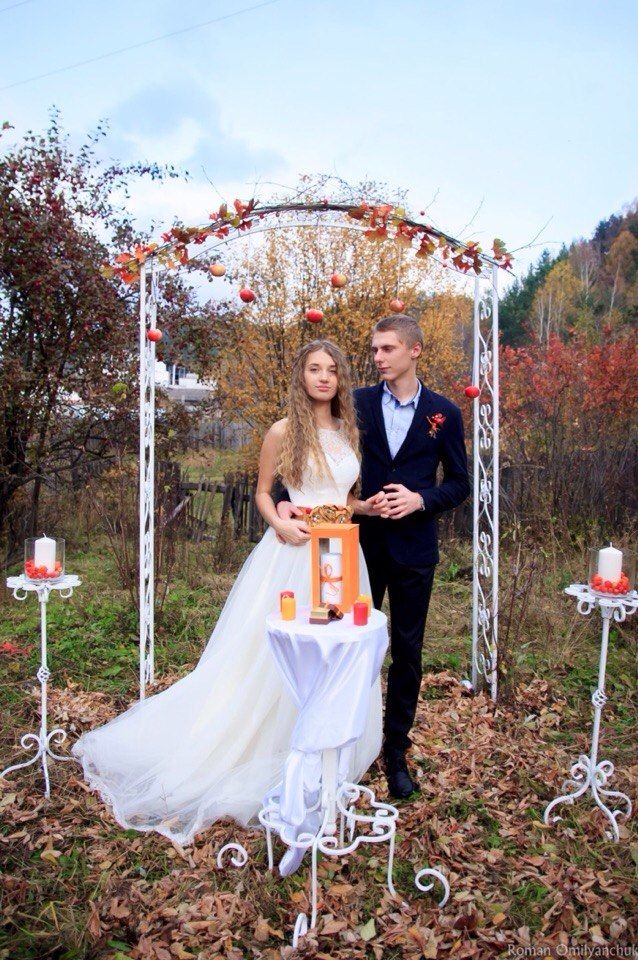 Оригинальная свадебная арка, выполненная из кованного метала в осеннем декоре и оранжевых цветах - фото 3072095 Светлана Дубинко - оформление и декор