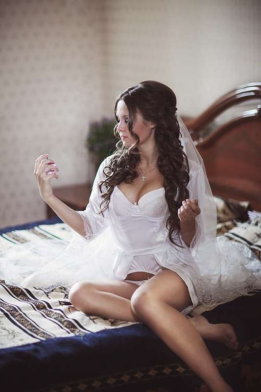Невеста в белом утягивающим бодики, сверху прозрачный халатик, на голове фата. - фото 3065515 Свадебный фотограф Анна Герасимова