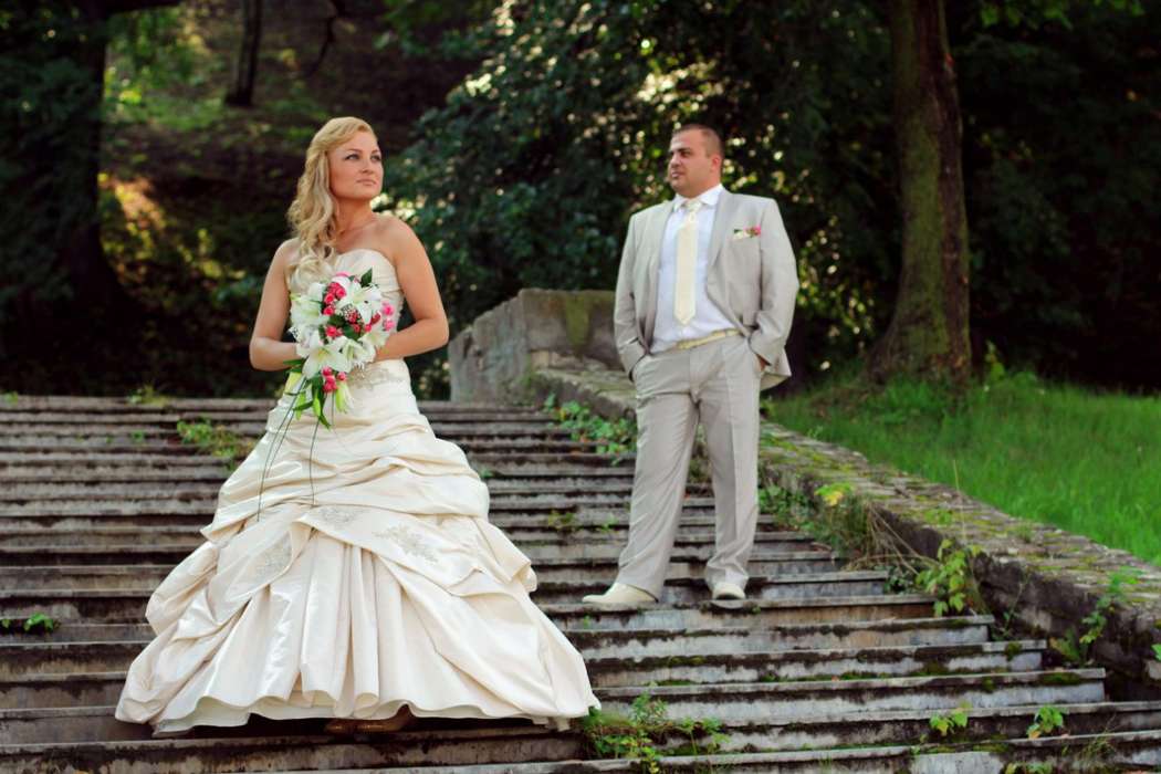 Невеста в сатиновом платье молочного цвета с асимметричной юбкой и букетом из лилий в руках  - фото 3057975 Фотограф Юлия Чикалова