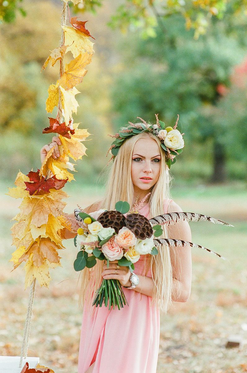 Девушка с букетом на качели Осень - фото 3060575 Свадебный фотограф Алексей Лепаев