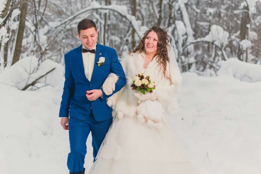 Жених и невеста, прислонившись друг к другу, стоят на фоне заснеженных  деревьев - фото 3080591 СтудияАргус - видеосъемка и фотосъемка