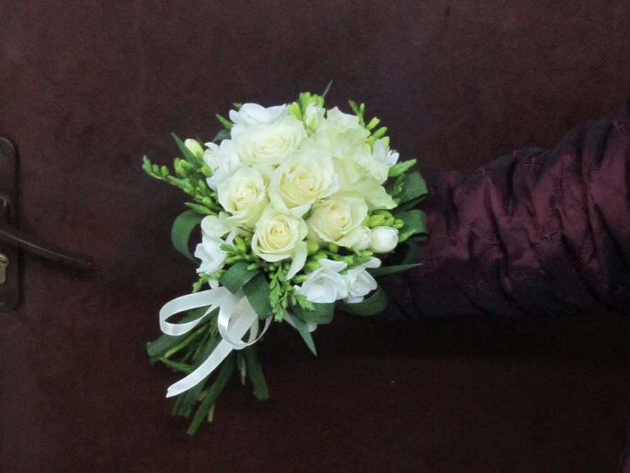 букет невесты ( роза, фрезии, аспидистра) 2000 р. - фото 3115109 ЮлияМон