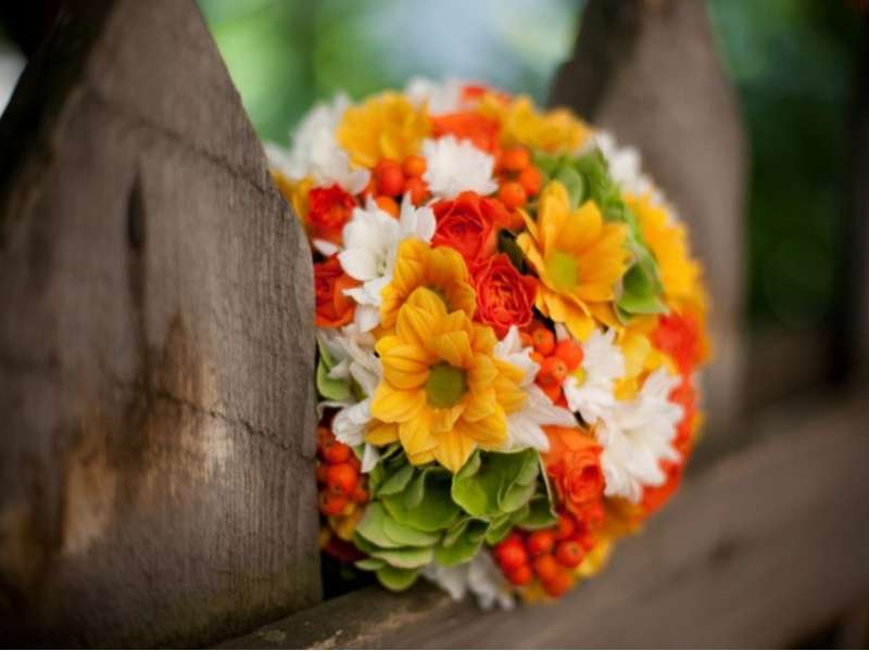 Букет невесты из ромашек в желто-оранжевых тонах - фото 3117691 Эдэльвейс - свадебные букеты