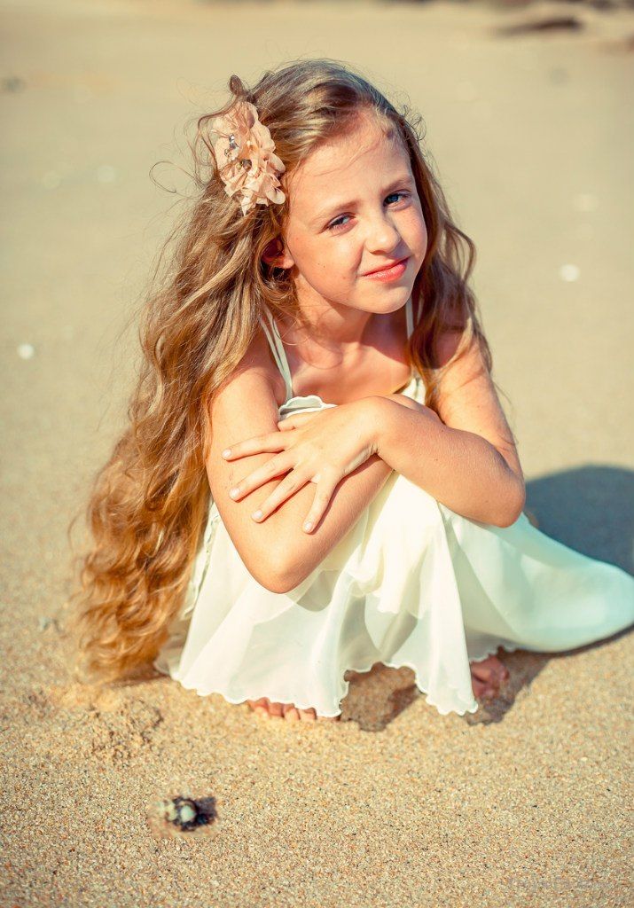Девочка с золотыми длинными волосами в белом платье на тонких бретельках, волосы украшены коричневой заколкой в виде цветка, - фото 3421721 Туристическое агентство "Palm-Tour"