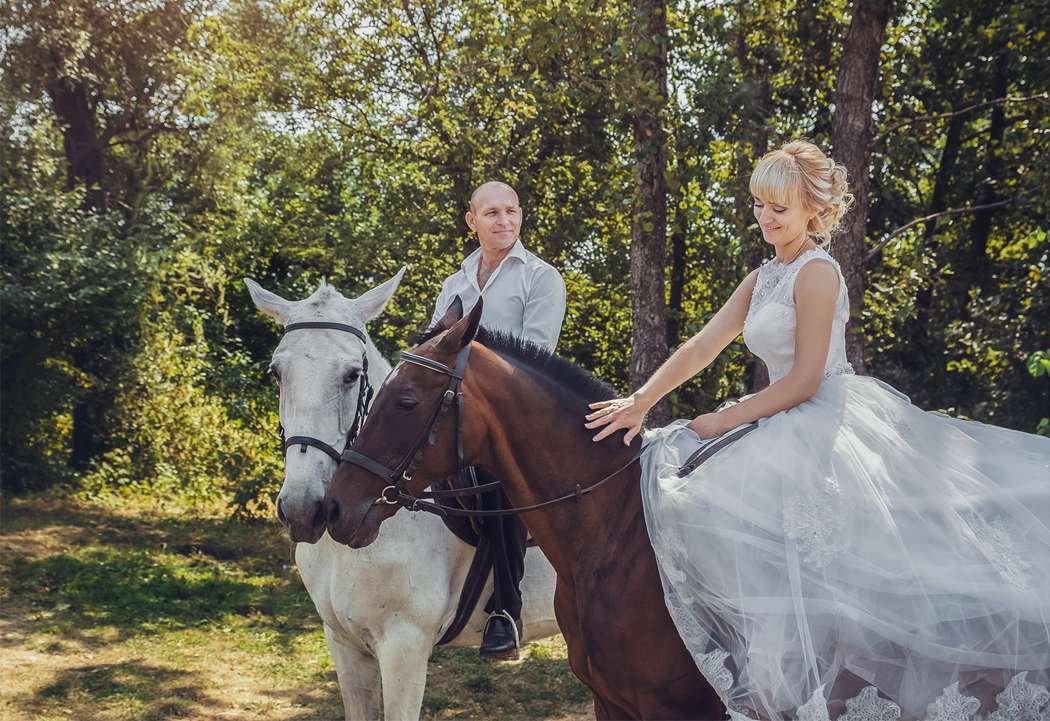 Жених и невеста едут по лесу верхом на лошадях - фото 3199335 Свадебный фотограф Александр Каверин