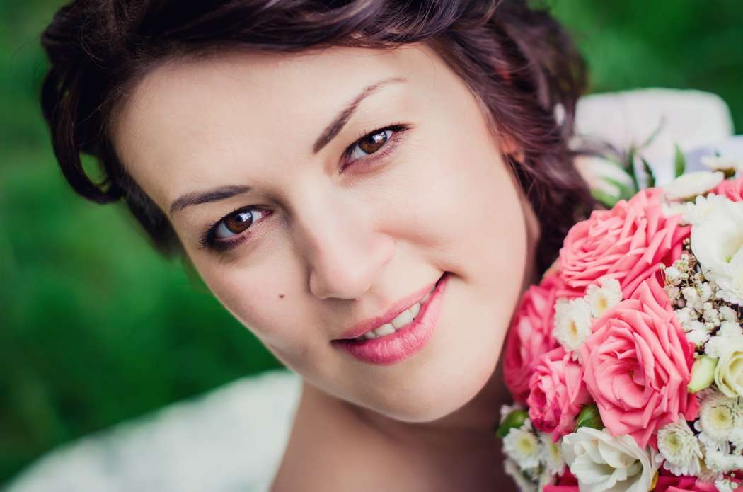 Невеста с прической из мелких спиральных локонов, средней длины, с естественным нежным макияжем - фото 3244755 Фотоателье Juli - свадебная фотосъемка