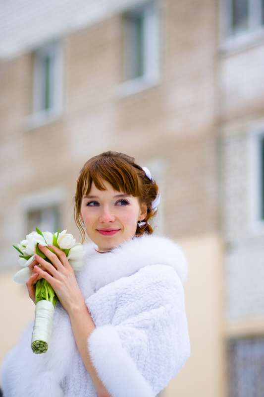 На плечах невесты белое меховой болеро, обшитое песцовой манжетой - фото 3290643 Свадебное агентство "Лисан"