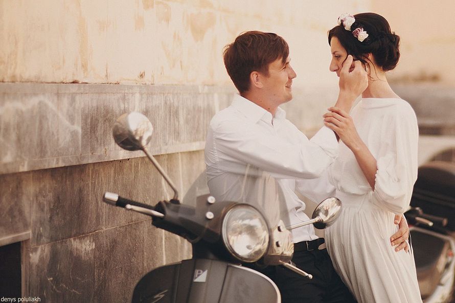 Жених и невеста, прислонившись друг к другу, стоят на фоне мотоцикла возле здания - фото 3315809 Фотограф Денис Полулях