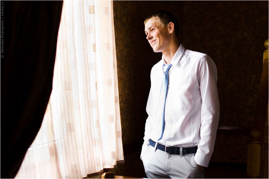 Белая рубашка с серыми брюками, черным поясом и голубым галстуком
 - фото 2076542 Фотограф Екатерина Иванова