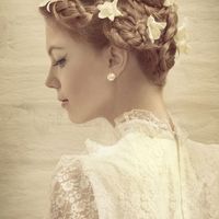 Свадебная прическа из косичек с цветами на волосы средней длины