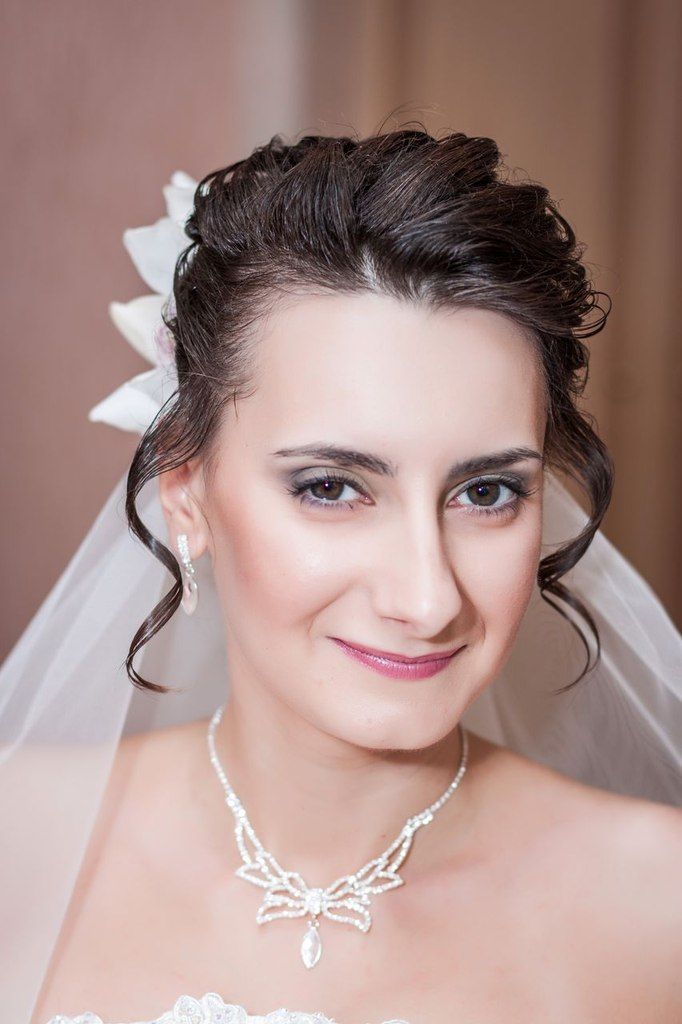 Свадебная прическа с фатой и цветами + свадебный макияж - фото 598083 Елена Панова - стилист и визажист