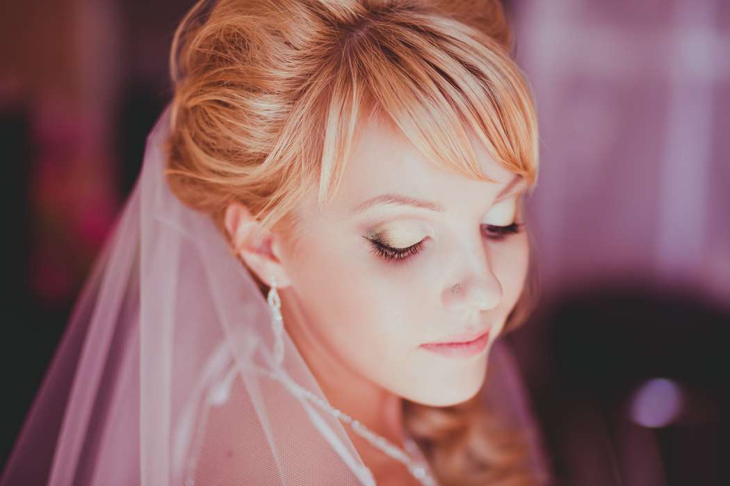 Невеста с прической из локонов с начесом ,  с косой, с челкой , с экстравагантным макияжем  - фото 3427259 Визажист Сергеева Дарья