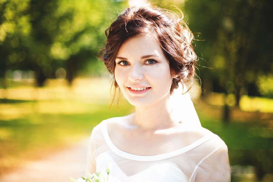 Невеста с прической из локонов собранных на затылке в пучок, с естественным легким макияжем - фото 3438143 Zorych  Lissa photo