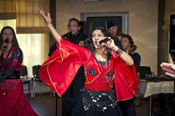 Цыганские подарки на свадьбу. Цыганские ансамбли молдовы. День рождения в цыганском стиле. Театр цыганской песни. Песни в стиле цыганских.