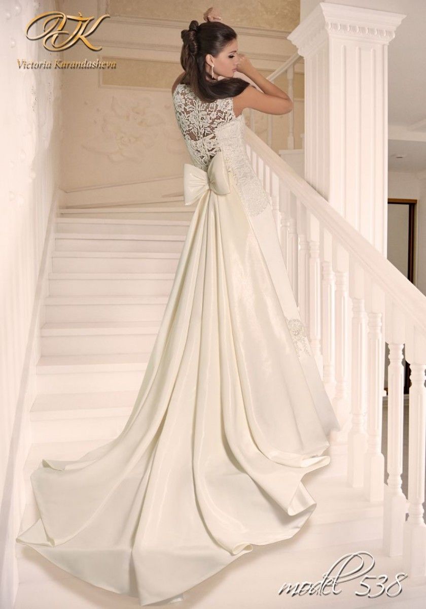 Невеста в платье А-силуэта с атласной юбкой со шлейфом и кружевным закрытым корсетом с бантом сзади - фото 3553673 Свадебный салон "Lublu"