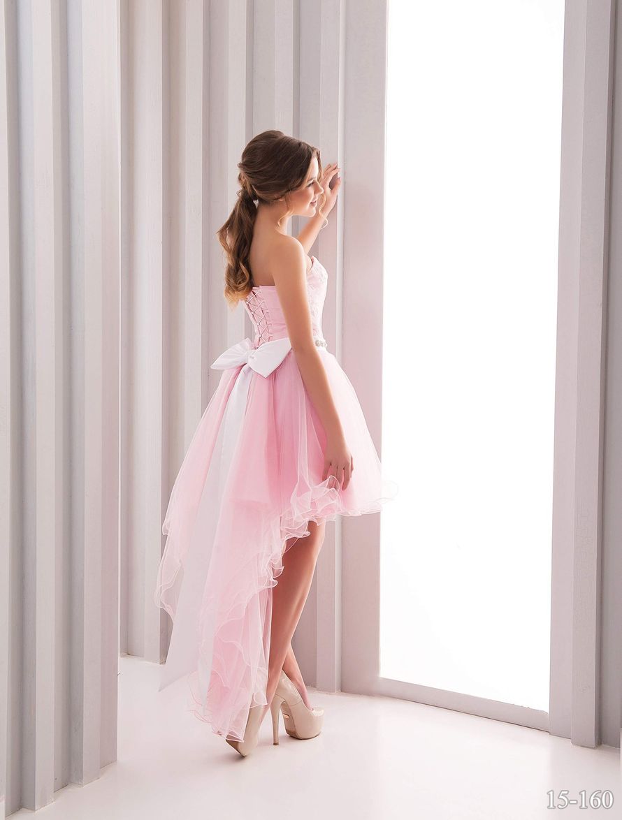 Платье со шлейфом. Под нежным платьем хвостов. Летнее платье с открытой спиной. Шикарное персиковое платье. Под нежным платьем хвостов.