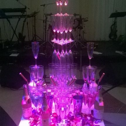Пирамида из бокалов шампанского