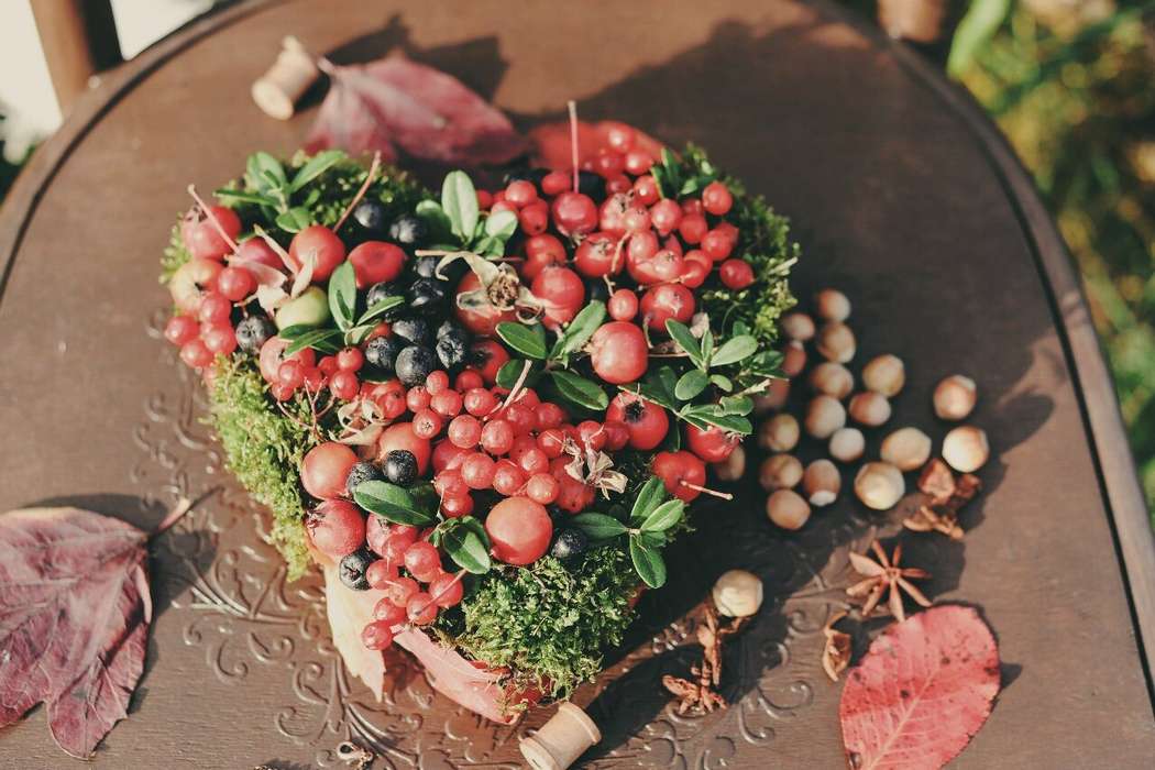 Подушечка для колец в форме сердца выполнена из зелёного лесного мха и ягод - фото 3618807 Оформление свадеб MagicDecoStyle
