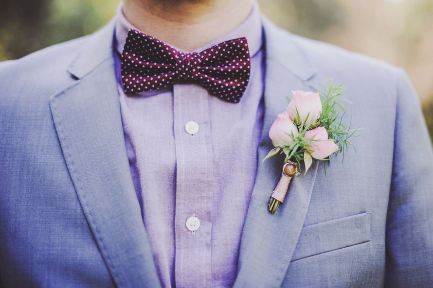 Жених в сером пиджаке и сиреневой рубашке с бордовым галстуком-бабочкой - фото 3618815 Оформление свадеб MagicDecoStyle
