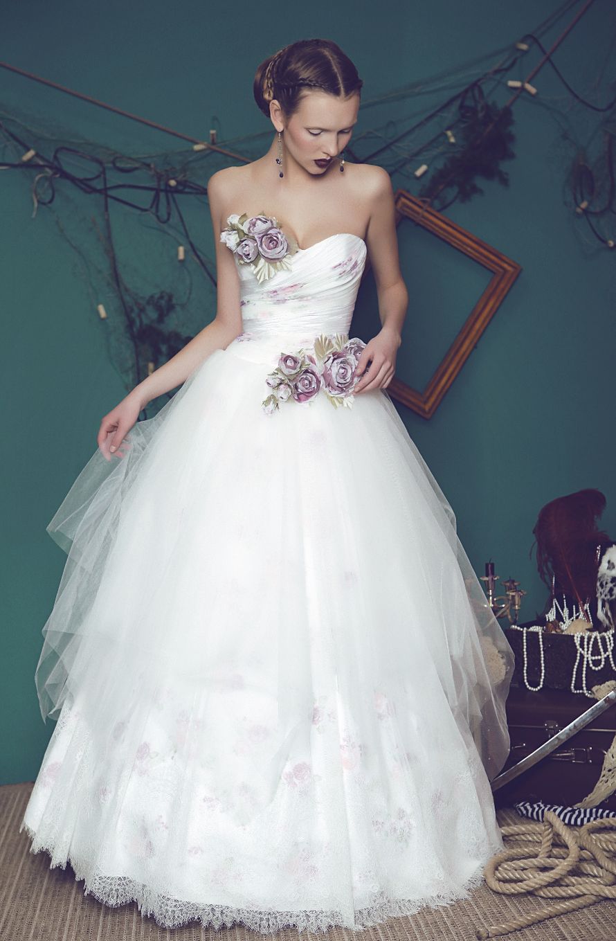 Необычайно красивое свадебное платье, с украшением фиолетовыми цветами. Многослойная юбка с кружевом и фатином, принт основной ткани с нежными цветами на белом фоне. Модель Зимние цветы - фото 3680979 Невеста01