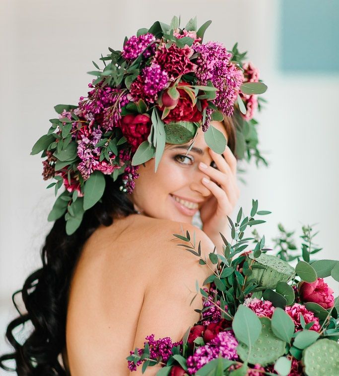 Распущенные волосы невесты украшает пышный венок из зелёных листьев, цветов сирени и розовых пионов - фото 3038523 Студия цветов "Мята"