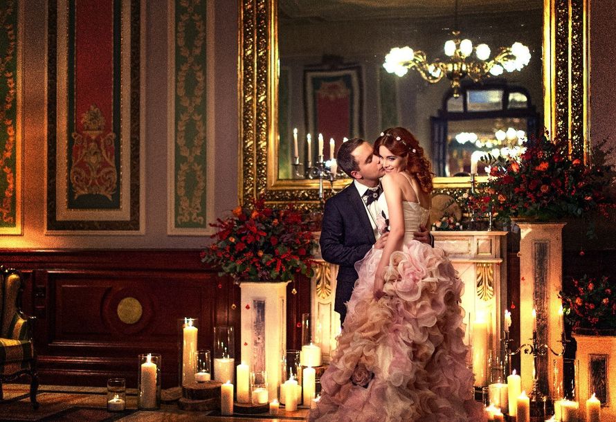 Жених и невеста, прислонившись друг к другу, стоят посреди комнаты со свечками - фото 3691993 Творческий союз фотографов 