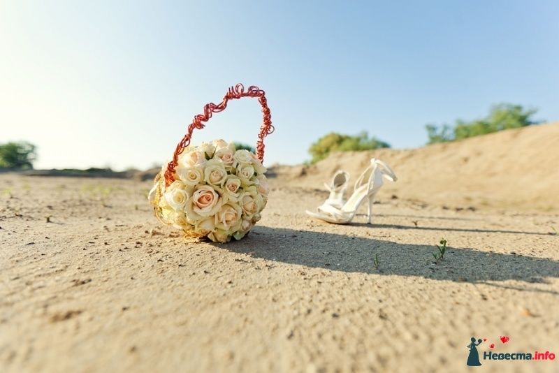 Белые босоножки невесты на каблуке, и круглый букет невесты в виде сумочки из белых роз  - фото 263065 Фотограф Вадим Турецкий