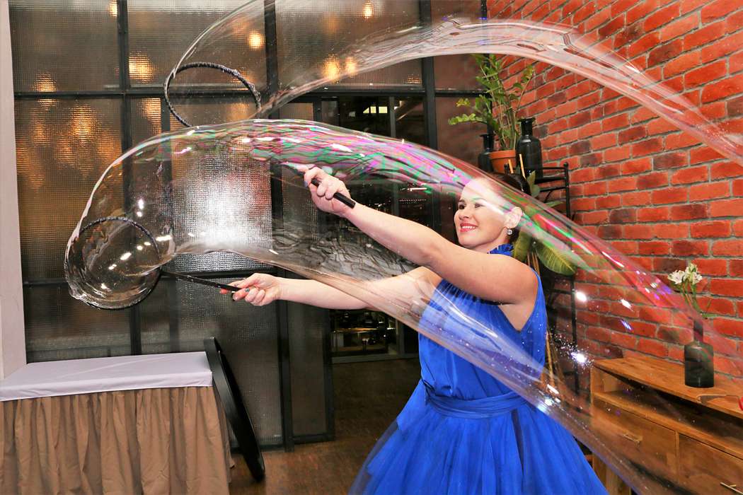 Шоу пузырей спб. Клинк испанское шоу мыльных пузырей. Шоу мыльных пузырей для детей. Шоу мыльных пузырей на улице.