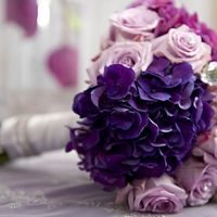 Свадебный букет невесты из роз и гортензий в сиреневых тонах 
