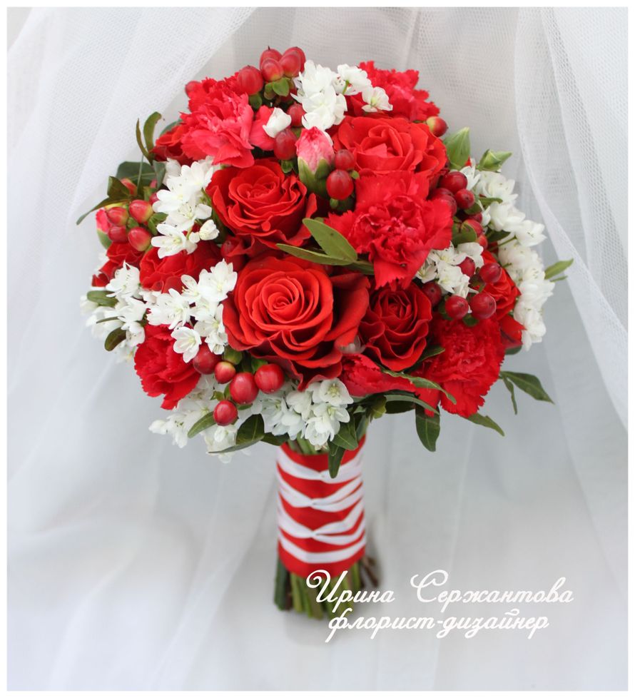 Бело-красный букет невесты - гвоздика, гиперикум, розы - фото 2536997 Ирина Сержантова - флорист-дизайнер