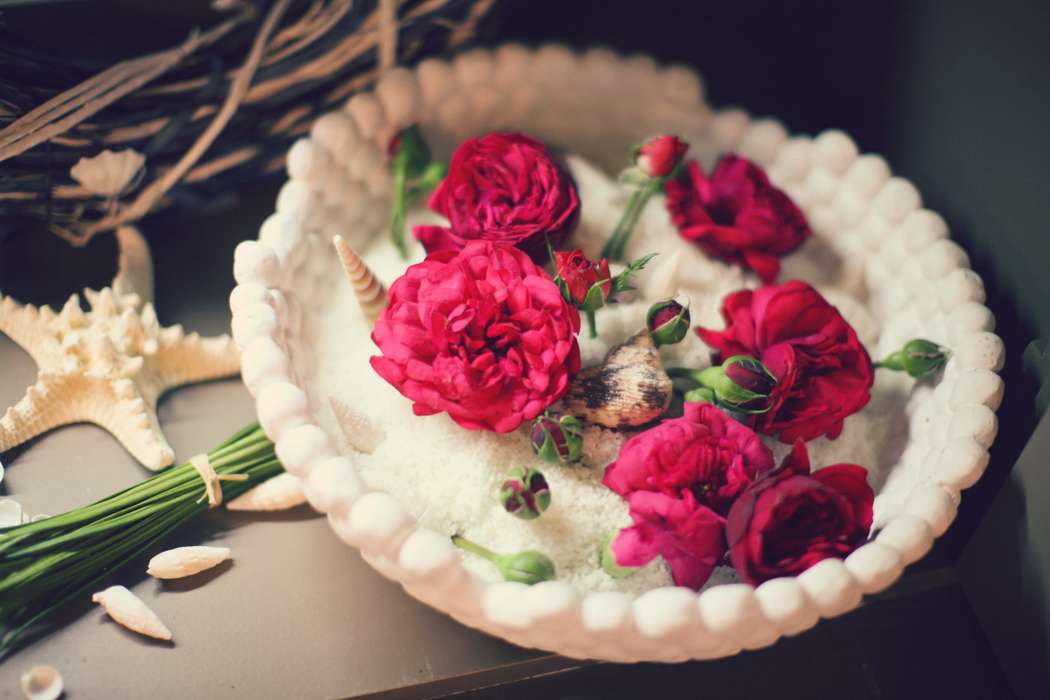 Белый медальон, украшенный розами и ракушками, для оформления фотосессии свадьбы в морском стиле - фото 1769983 Свадебное агентство Gross Wedding