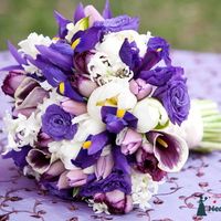 Букет невесты в сиренево-фиолетовых тонах из ирисов, тюльпанов и калл