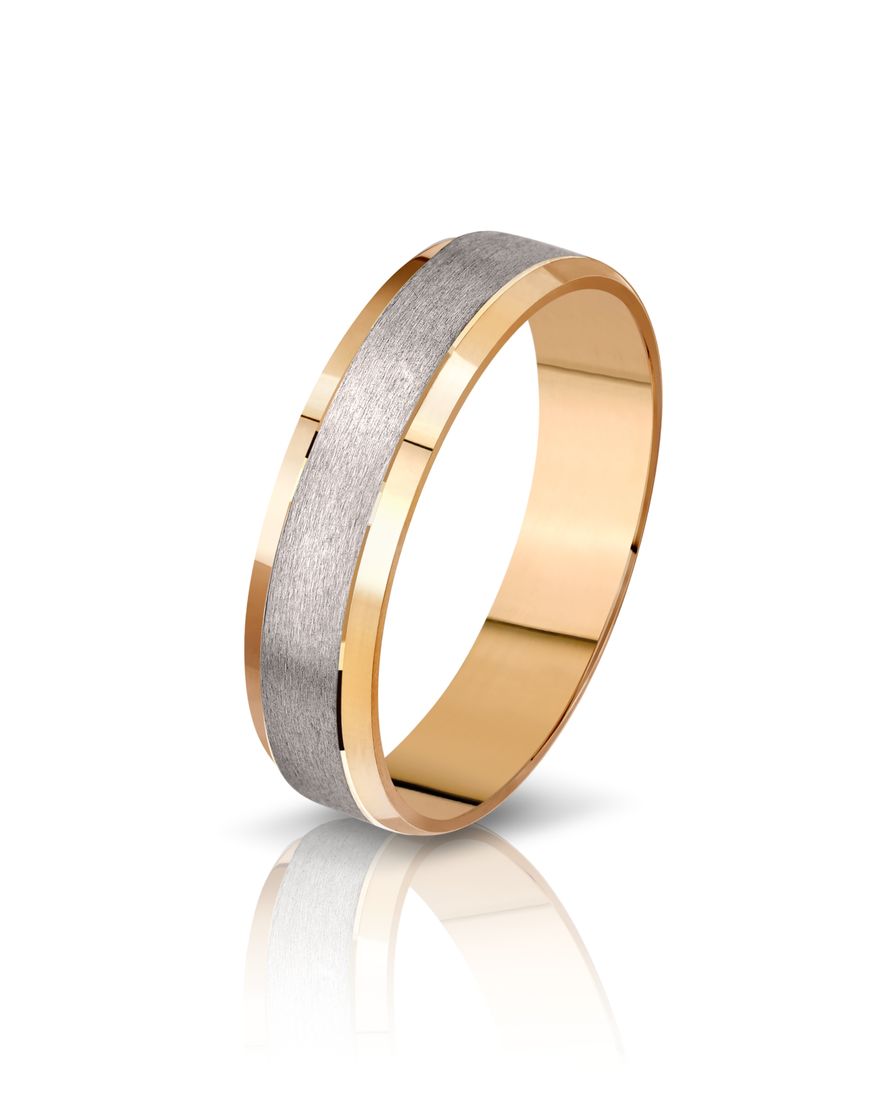 Обручальное кольцо из комбинированного золота с матовостью, на белом фоне. - фото 823591 Ювелирный салон "Малахитовая шкатулка"