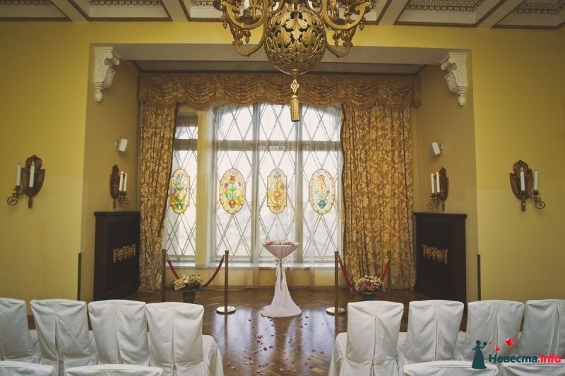 Стулья для гостей на выездной свадебной церемонии, украшенные белыми чехлами на фоне алтаря - фото 389736 Woodoo