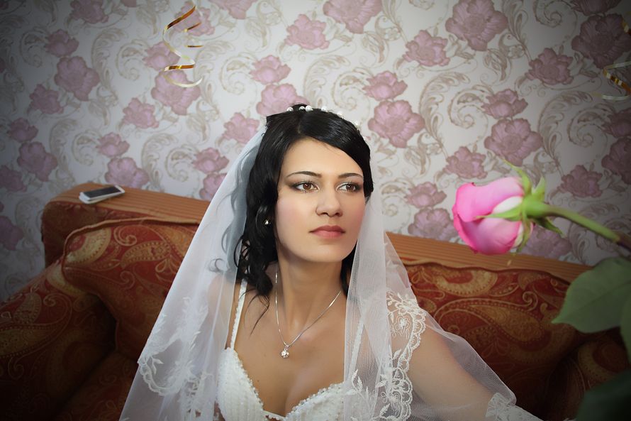 Романтический образ невесты выражен в прическе из распущенных коротких локонов  с фатой - фото 752409 Видеограф Александр Федюнин