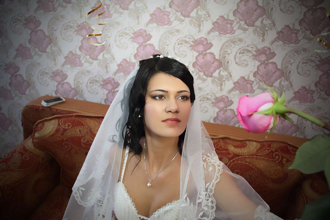 Романтический образ невесты выражен в прическе из распущенных коротких локонов  с фатой - фото 752409 Видеограф Александр Федюнин