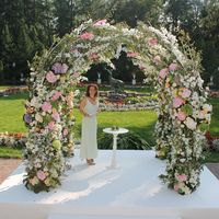 Регистратор Виктория в арке из живых цветов в саду(Морозовка)