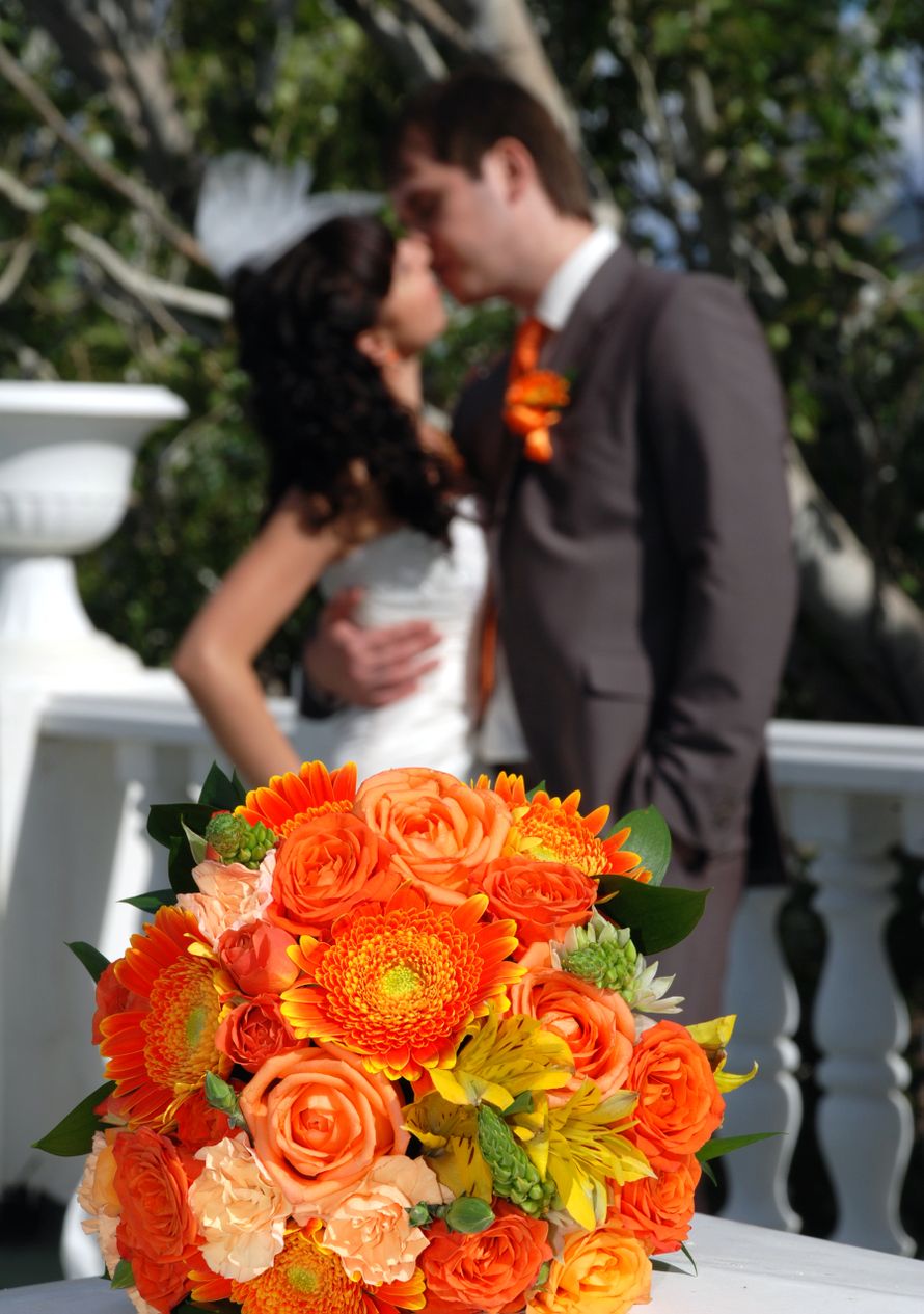 Букет невесты в оранжевом цвете из роз, гербер и альстромерий 
 - фото 580465 WhiteHat