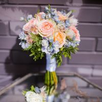 Свадебный букет невесты с голубым дельфиниумом, персиковыми розами и вероной