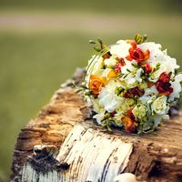 Осенний букет невесты из кустовой розы и фрезии