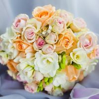 Букет невесты из фрезии, пионовидной кустовой розы