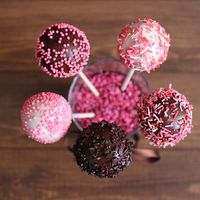 Кейкпопсы станут прекрасным дополнением для сладкого стола на свадьбу! Могут быть в любом цвете и дизайне