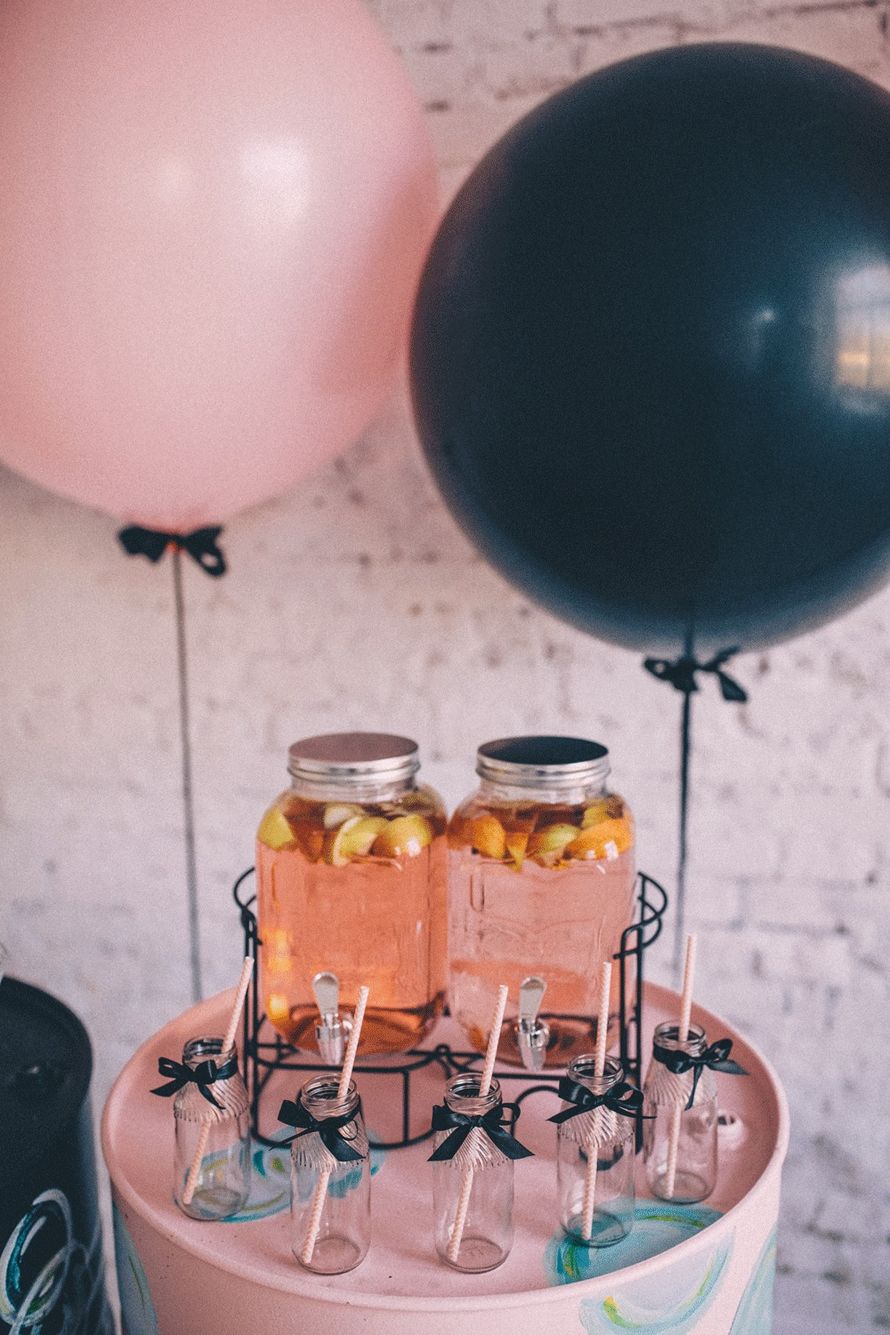 Кэнди бар тележка. Украшение воздушными шарами. Шарики для декора. Украшение стола шарами. Фотозона на девичник.