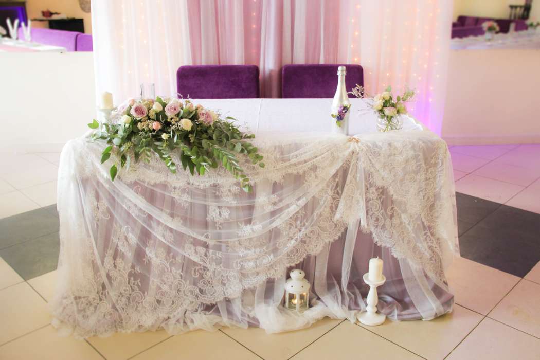 Сиреневые оттенки в оформлениие свадебного стола. Декор с живыми цветами - фото 16502474 Бутик событий IDEA